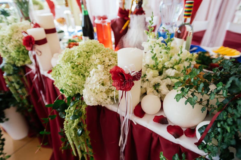 White wedding candles decorated with red roses and ribbons stock images