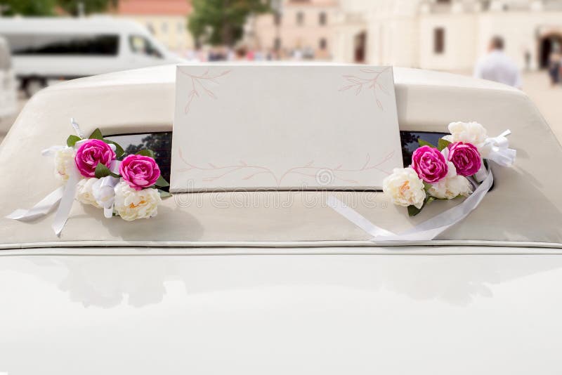 White wedding limousine decorated with flowers royalty free stock photography White wedding limousine decorated with flowers royalty free stock photography