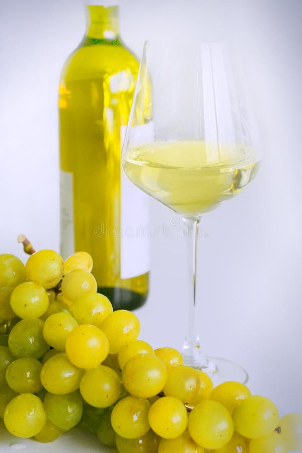Composizione da vino bianco un vite uva.