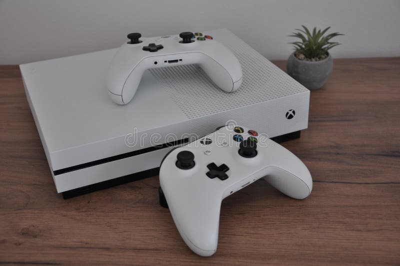 4+ Million Controle Xbox One Royalty-Free Images, Stock Photos & Pictures