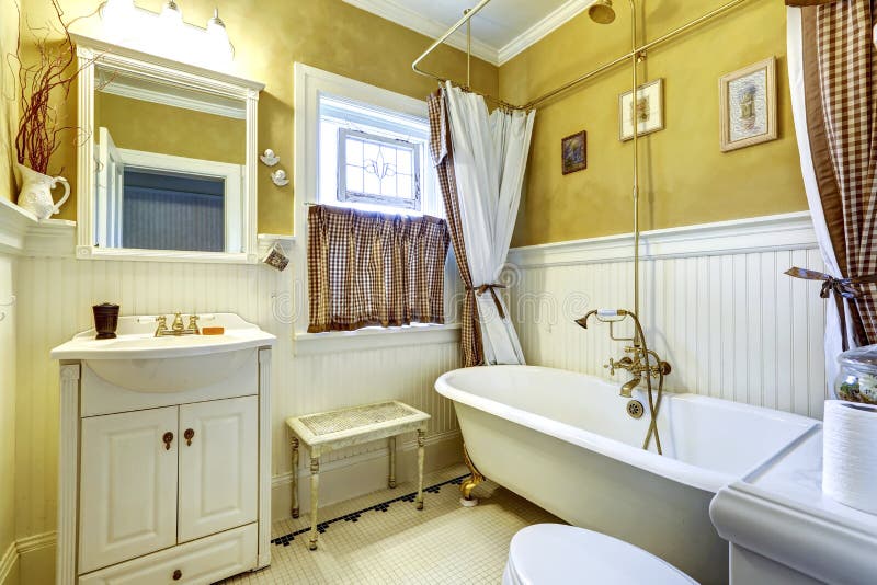 Vecchio il bagno bianco salire a bordo foderato parete tagliare un antico vanità un bagno vasca da bagno.