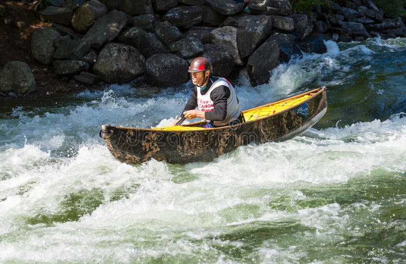 Whitewater-Kanureiten durch die Stromschnellen lizenzfreie stockfotos Whitewater-Kanureiten durch die Stromschnellen lizenzfreie stockfotos