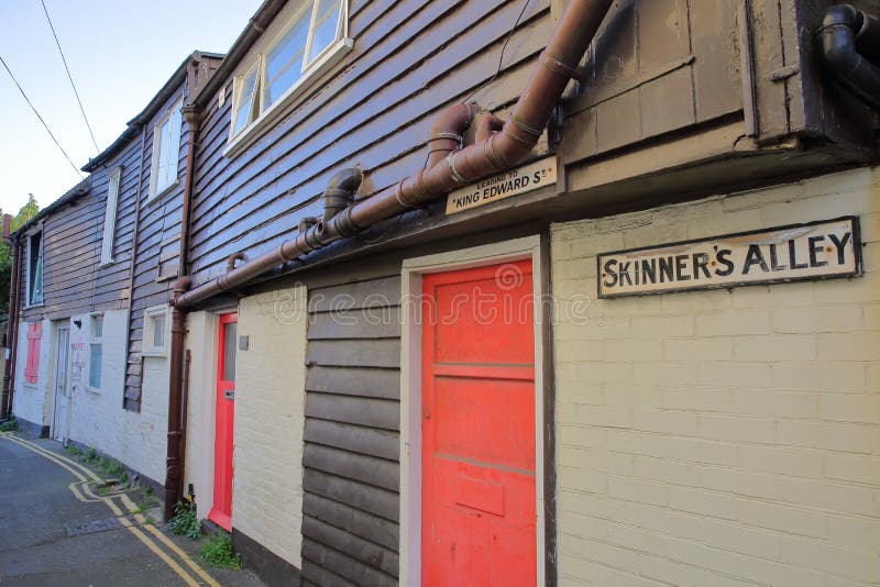 WHITSTABLE, ВЕЛИКОБРИТАНИЯ - 15-ОЕ ОКТЯБРЯ 2017: Дома традиционного timbered обрамленные и красочные на переулке ` s Скиннера ряд стоковые изображения rf WHITSTABLE, ВЕЛИКОБРИТАНИЯ - 15-ОЕ ОКТЯБРЯ 2017: Дома традиционного timbered обрамленные и красочные на переулке ` s Скиннера ряд стоковые изображения rf