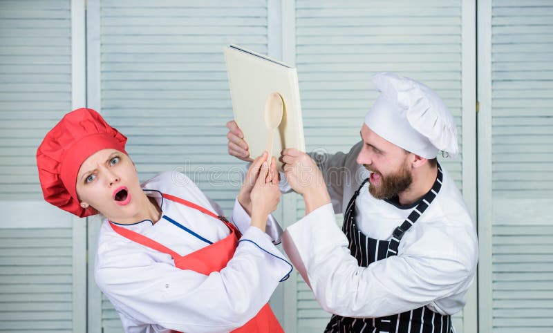 Who is verantwoordelijk voor de keuken paar in liefde met perfect voedsel Man en vrouwenchef-kok Familie het koken in keuken gehe stock foto Who is verantwoordelijk voor de keuken paar in liefde met perfect voedsel Man en vrouwenchef-kok Familie het koken in keuken gehe stock foto