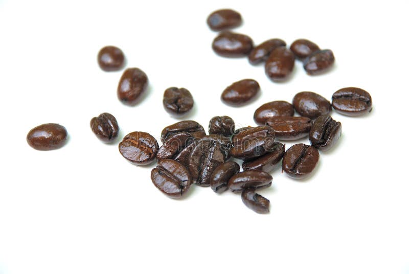 Mucchio di tutta Arabica chicchi di caffè su sfondo bianco.