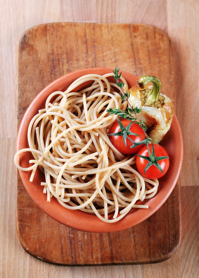 Whole wheat spaghetti stock image. Image of vegetarian - 30748999