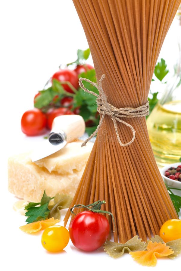 Wholegrain spagetti, tomater, örter, olivolja och parmesan arkivbilder Wholegrain spagetti, tomater, örter, olivolja och parmesan arkivbilder