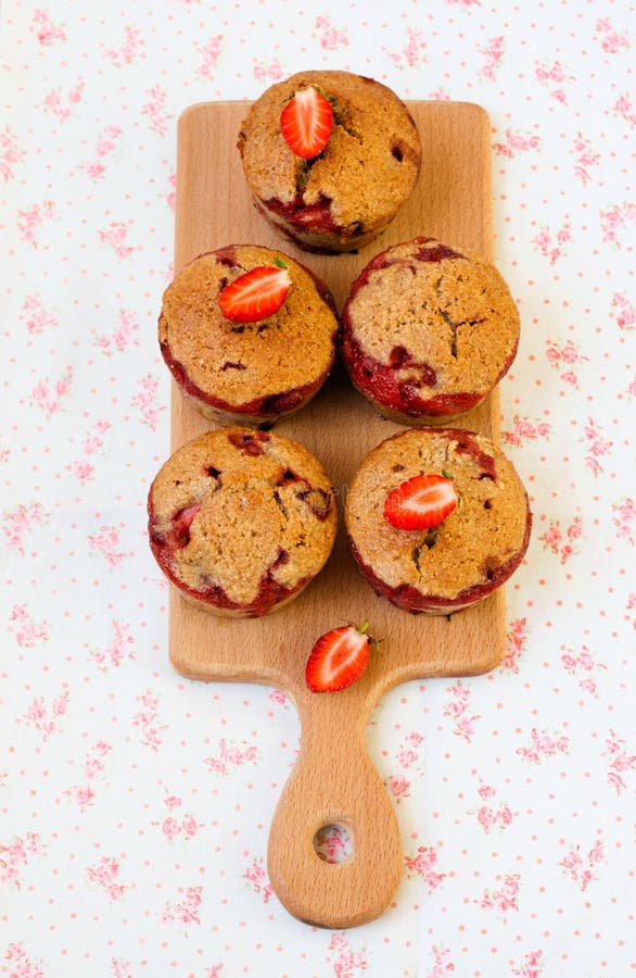 Wholewheat muffins φραουλών στοκ φωτογραφίες με δικαίωμα ελεύθερης χρήσης Wholewheat muffins φραουλών στοκ φωτογραφίες με δικαίωμα ελεύθερης χρήσης