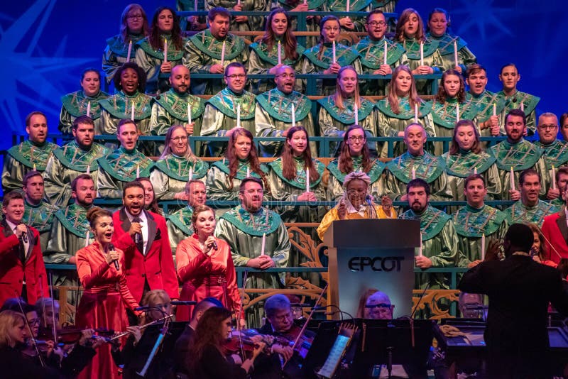 Whoopi Goldberg contando a história comovente do Natal, acompanhada por orquestra e coro celeste nos Narradores Candlelight em E imagens de stock Whoopi Goldberg contando a história comovente do Natal, acompanhada por orquestra e coro celeste nos Narradores Candlelight em E imagens de stock