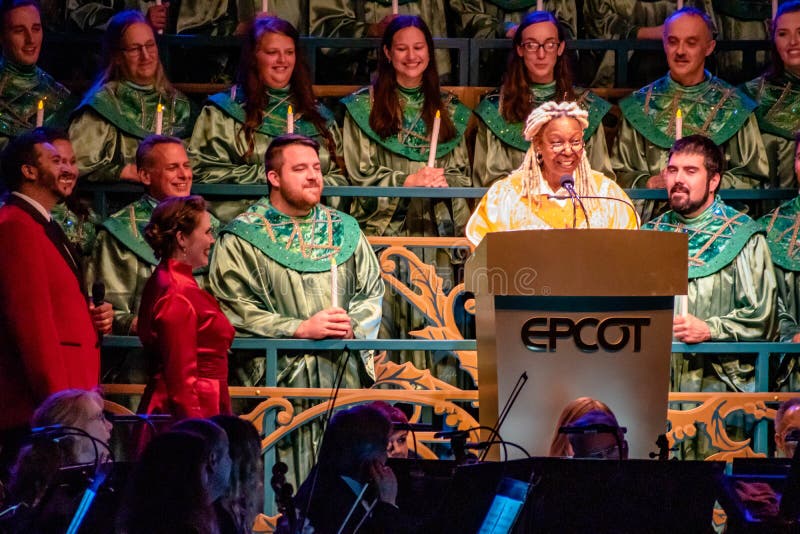 Whoopi Goldberg contando a história comovente do Natal, acompanhada por orquestra e coro celeste nos Narradores Candlelight em E imagem de stock royalty free Whoopi Goldberg contando a história comovente do Natal, acompanhada por orquestra e coro celeste nos Narradores Candlelight em E imagem de stock royalty free