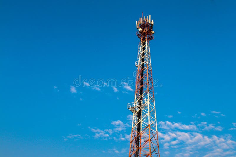 Wi da tecnologia sem fios da tevê do mastro da torre da telecomunicação das antenas fotografia de stock royalty free Wi da tecnologia sem fios da tevê do mastro da torre da telecomunicação das antenas fotografia de stock royalty free