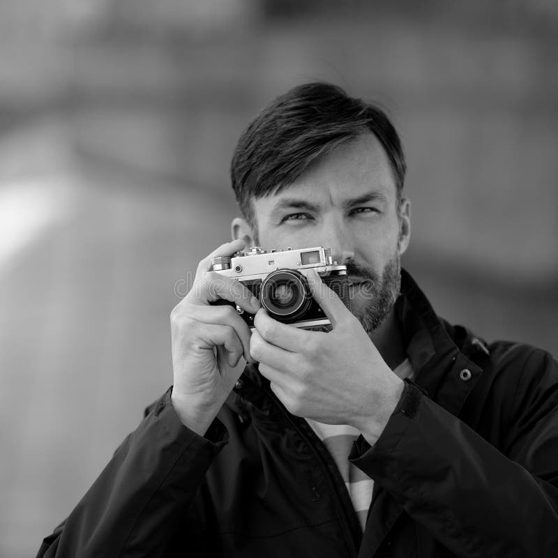 Wi profesionales de los relojes y de las fotografías del fotógrafo del hombre barbudo fotografía de archivo libre de regalías Wi profesionales de los relojes y de las fotografías del fotógrafo del hombre barbudo fotografía de archivo libre de regalías