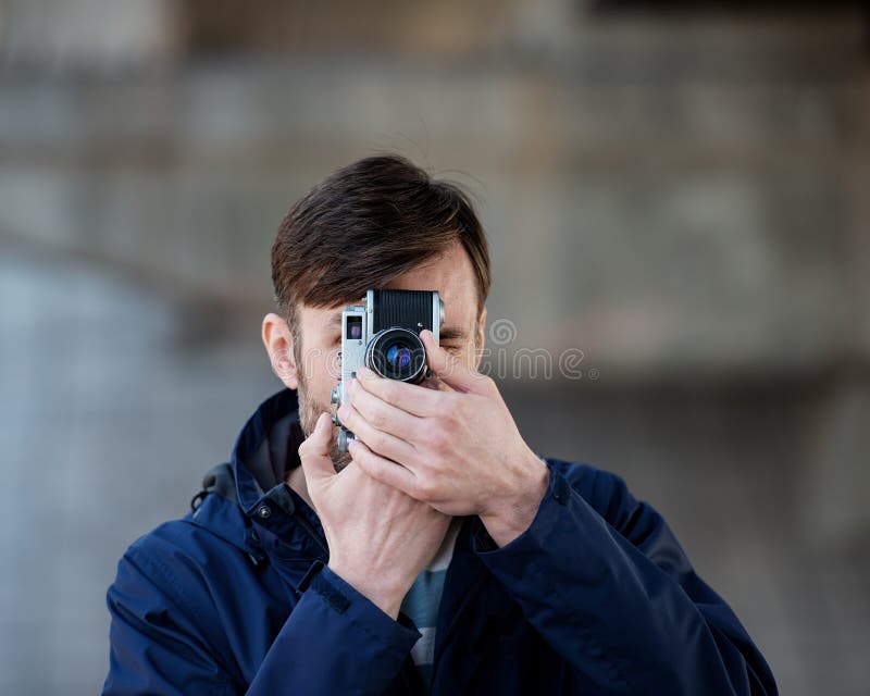 Wi profesionales de los relojes y de las fotografías del fotógrafo del hombre barbudo fotos de archivo Wi profesionales de los relojes y de las fotografías del fotógrafo del hombre barbudo fotos de archivo