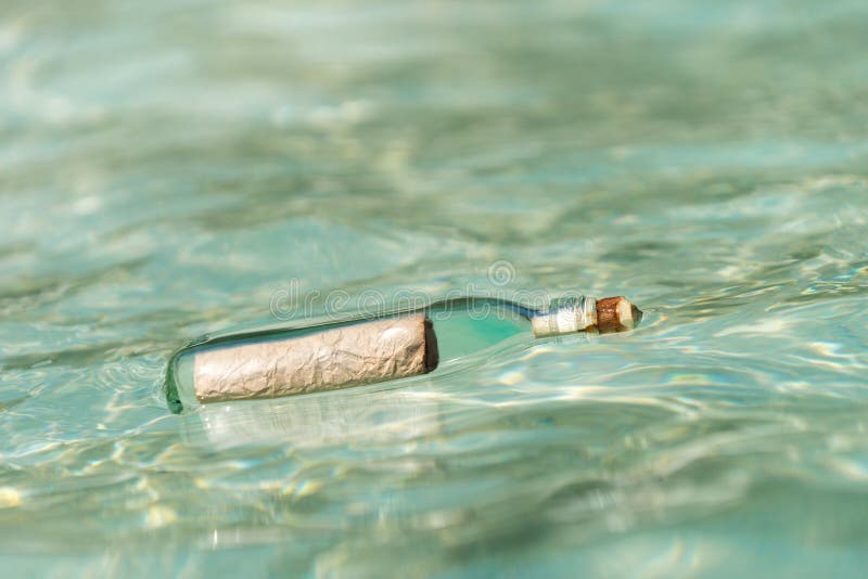 Wiadomość w butelce mył na ląd na tropikalnej plaży
