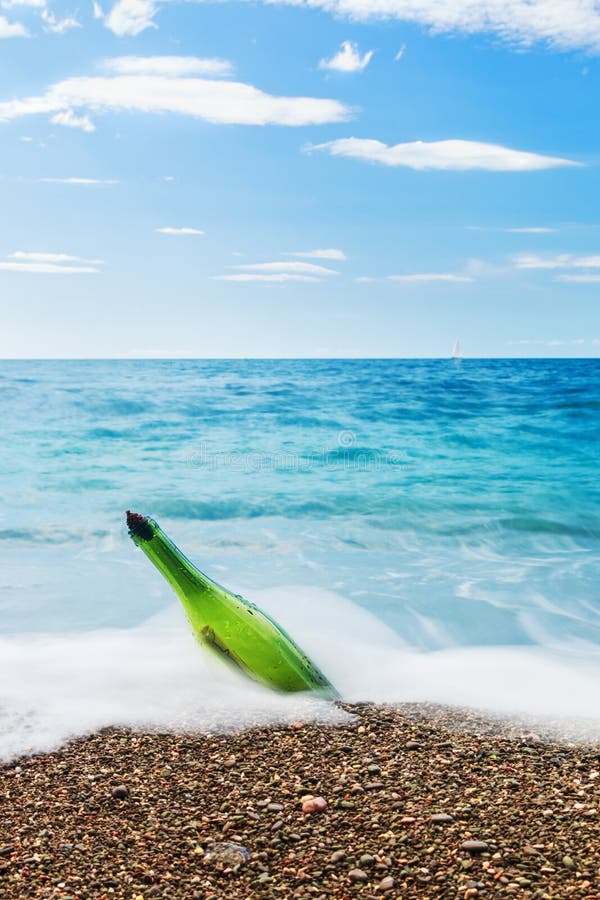 Wiadomość w butelce na morze plaży zdjęcie stock Wiadomość w butelce na morze plaży zdjęcie stock