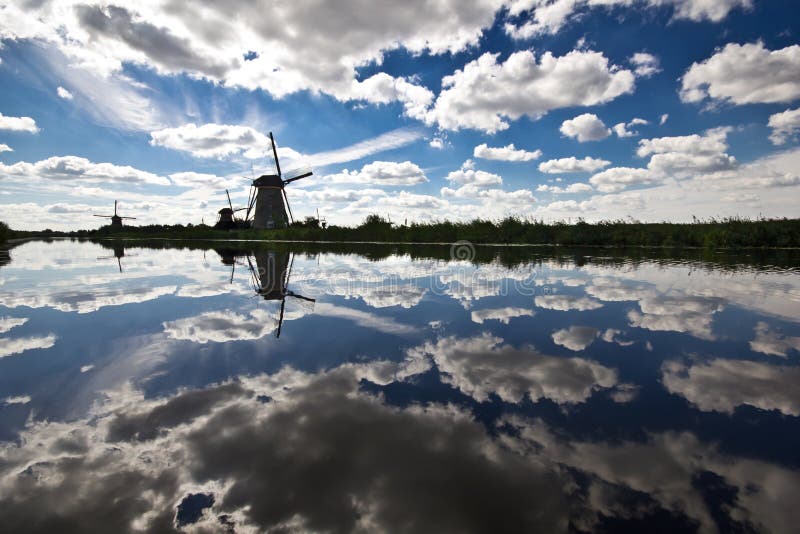 Wiatraczki przy Kinderdijk obraz stock Wiatraczki przy Kinderdijk obraz stock