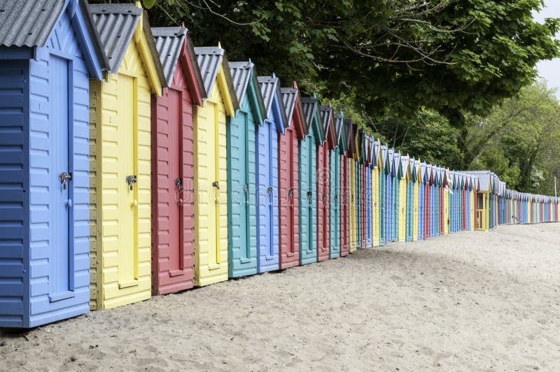 Wibrujące Plażowe budy na Welsh plaży zdjęcia stock Wibrujące Plażowe budy na Welsh plaży zdjęcia stock