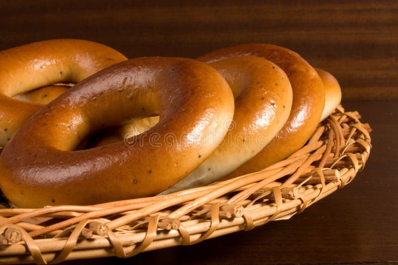 wicker плиты bagels стоковое изображение wicker плиты bagels стоковое изображение