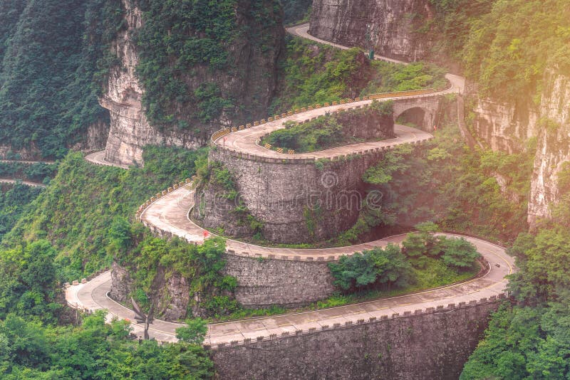 Wicklung und Kurvenstraße im Tianmen-Gebirgsnationalpark, Hunan stockbilder Wicklung und Kurvenstraße im Tianmen-Gebirgsnationalpark, Hunan stockbilder