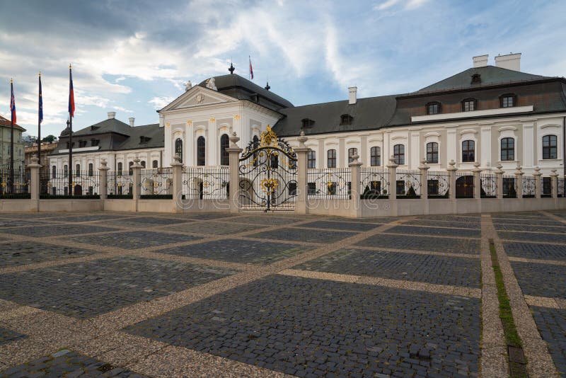 Grassalkovich Prezidentský palác v Bratislavě při západu slunce, Slovensko, Hodžovo náměstí zvané Mierové náměstí