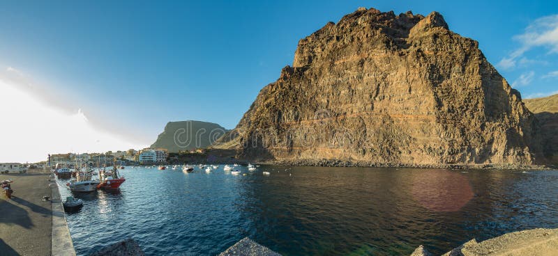 Wide panorama från stranden Playa del ingles med vulkaniskt svart sand vid det atlantiska oceanen i La Gomera En populär semester royaltyfri fotografi Wide panorama från stranden Playa del ingles med vulkaniskt svart sand vid det atlantiska oceanen i La Gomera En populär semester royaltyfri fotografi