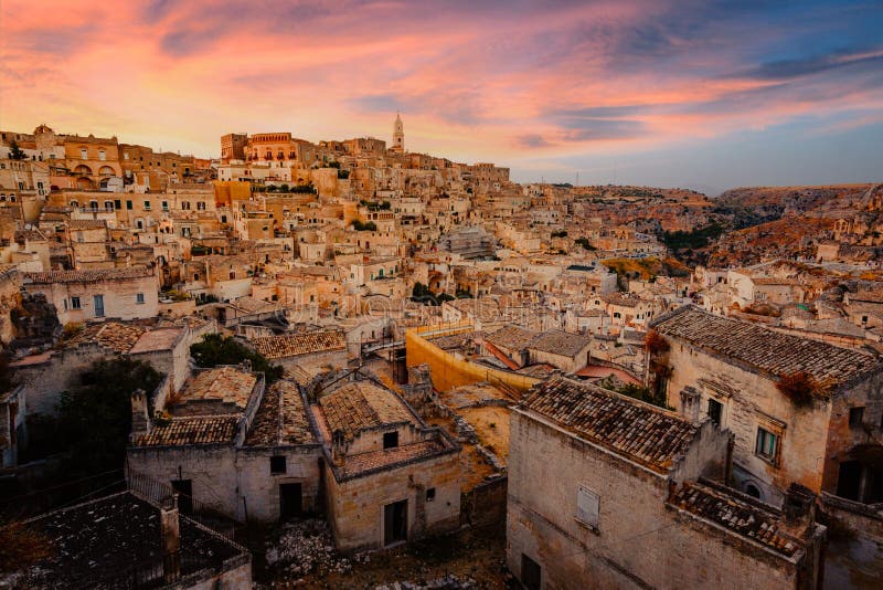 Schurend Commandant prijs Wide View of Piazzetta Pascoli, Belvedere of Matera on the Sasso Caveoso,  at Sunset with a Spectacular Sky, Vertical Editorial Stock Photo - Image of  illuminated, medieval: 240401523
