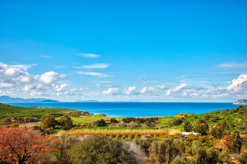 Wide Winkel Wiese Wiese mit Frühlingsbäumen und Büschen, blaues Meer, Himmel und Wolken lizenzfreie stockfotografie Wide Winkel Wiese Wiese mit Frühlingsbäumen und Büschen, blaues Meer, Himmel und Wolken lizenzfreie stockfotografie