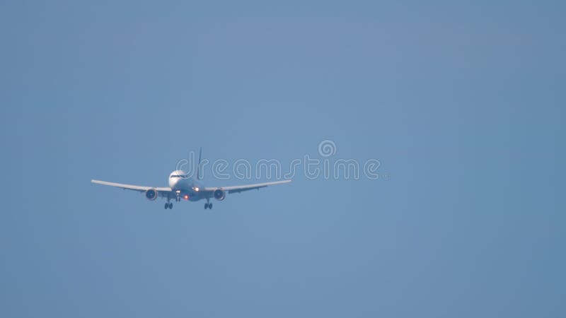 Widebody Flugzeug, das vor der Landung nähert stock video footage