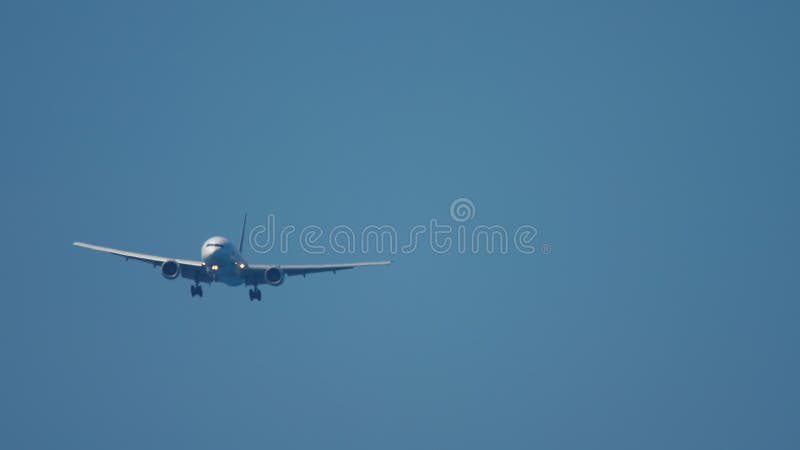 Widebody Flugzeug, das vor der Landung nähert stock video footage