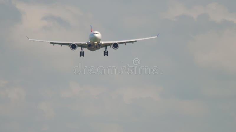 Widebody Flugzeug, das vor der Landung sich nähert stock video footage