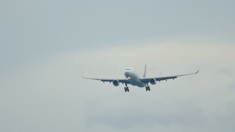 Widebody Flugzeuge, die über Ozean sich nähern stock footage