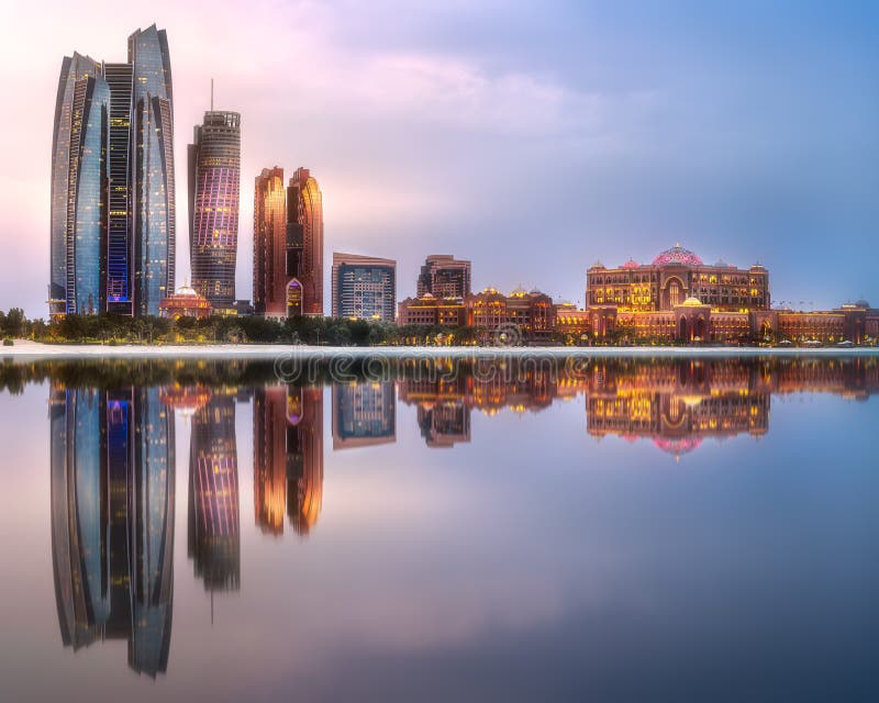 Widok Abu Dhabi linia horyzontu przy wschodem słońca, UAE zdjęcie stock