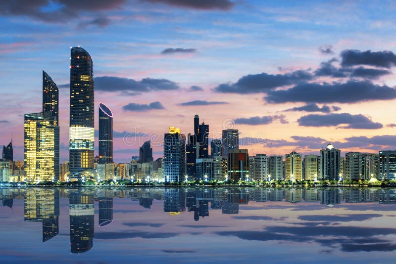 Widok Abu Dhabi linia horyzontu przy zmierzchem