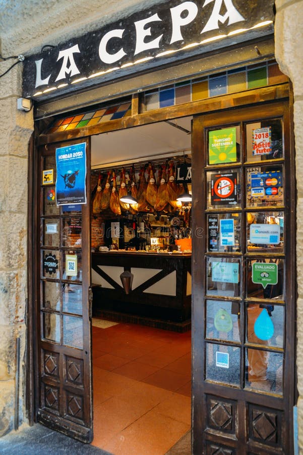 Widok bar z tradycyjnymi pinchos w San Sebastian, Baskijski kraj, Hiszpania Pinchos Pintxos jest tradycyjny zdjęcia royalty free Widok bar z tradycyjnymi pinchos w San Sebastian, Baskijski kraj, Hiszpania Pinchos Pintxos jest tradycyjny zdjęcia royalty free