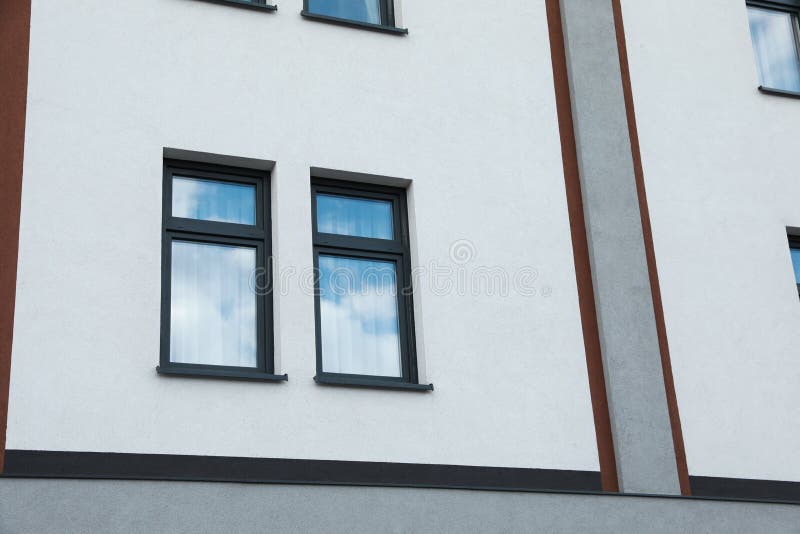 Widok budynku ze stylowymi ciemnoszarymi oknami zdjęcie stock