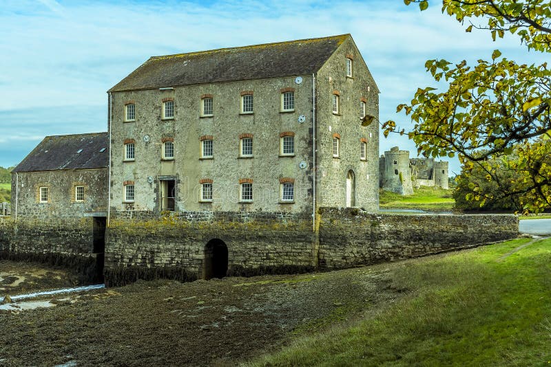 Widok Carew rzeka w kierunku Młyńskiego domu w Pembrokeshire obraz stock Widok Carew rzeka w kierunku Młyńskiego domu w Pembrokeshire obraz stock