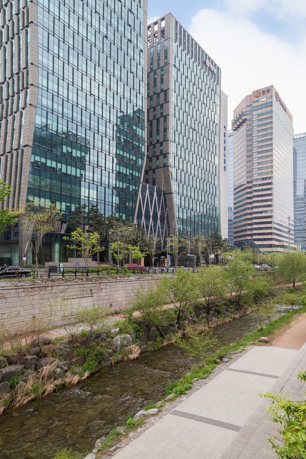 Widok Cheonggyecheon strumień w Seul. Widok Cheonggyecheon strumień nowożytni budynki biurowi w Seul i, Południowy Korea
