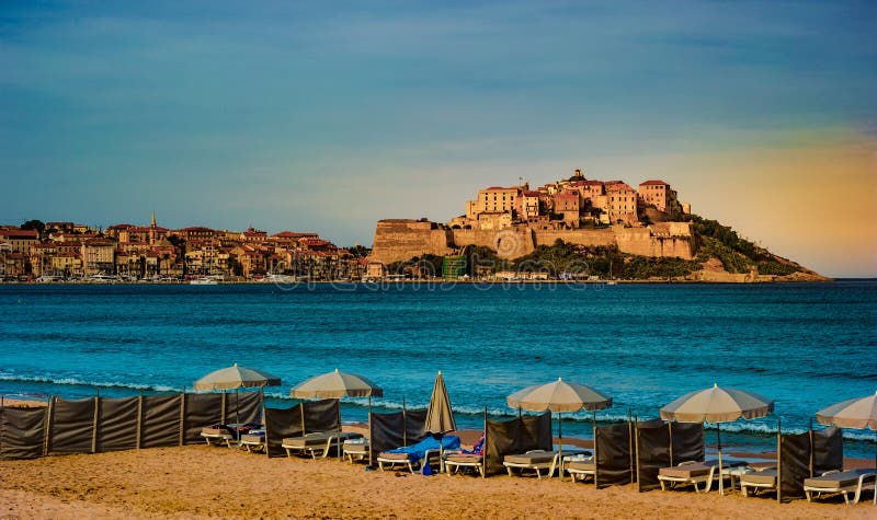 Widok cytadela z domami w Calvi zatoce, Corsica wyspa, Francja fotografia royalty free