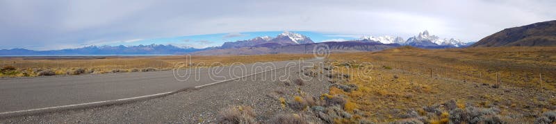 Widok Fitz Roy Viedma wzdłuż drogi El Chalten i jezioro fotografia stock Widok Fitz Roy Viedma wzdłuż drogi El Chalten i jezioro fotografia stock