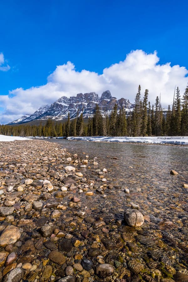 Widok Grodowa góra przy Banff parkiem narodowym, Alberta, Kanada zdjęcie stock Widok Grodowa góra przy Banff parkiem narodowym, Alberta, Kanada zdjęcie stock