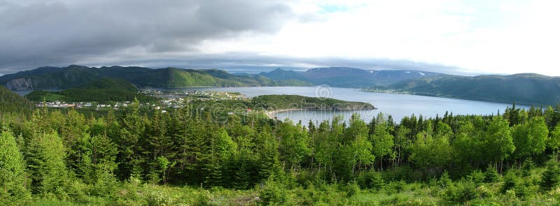Widok Gros Morne park narodowy od Partridgeberry wzgórza obraz royalty free Widok Gros Morne park narodowy od Partridgeberry wzgórza obraz royalty free