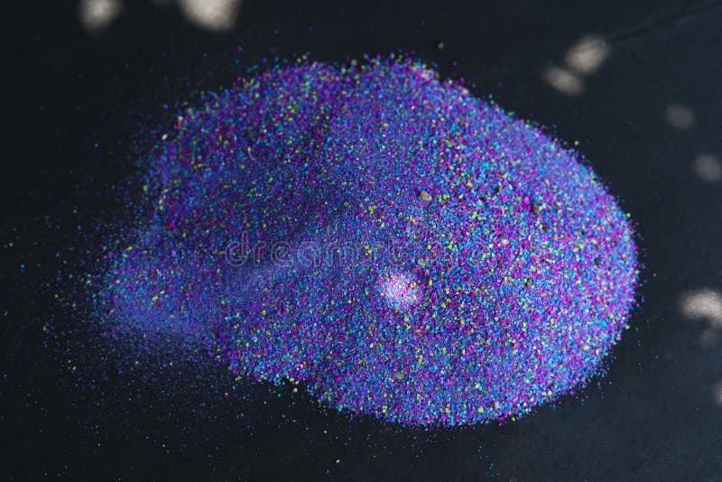 Widok górny wielokolorowy proszek na czarnym tle ze światłem słonecznym. świętowanie holi fotografia stock