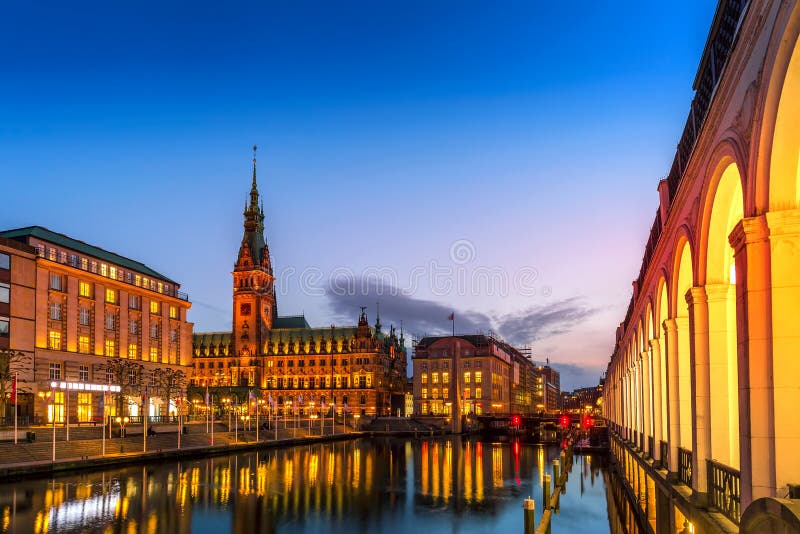 Widok Hamburski townhall Rathaus i mały Alster jezioro podczas mrocznego zmierzchu fotografia royalty free Widok Hamburski townhall Rathaus i mały Alster jezioro podczas mrocznego zmierzchu fotografia royalty free