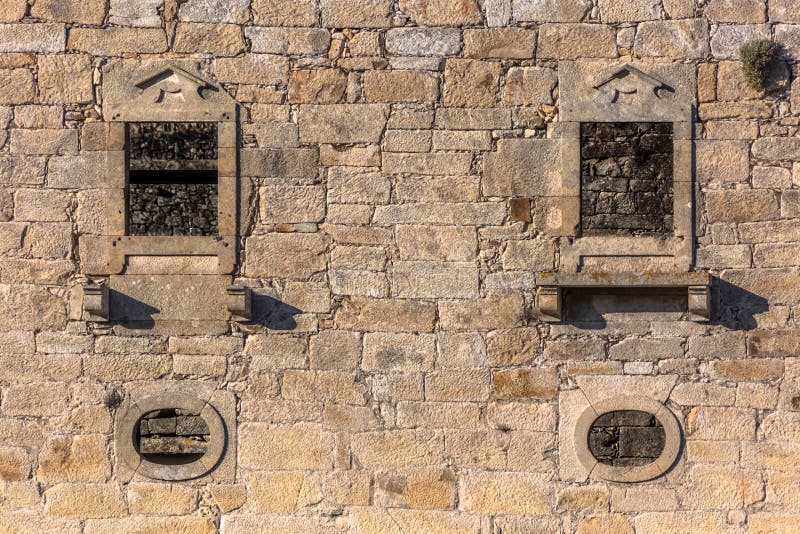 Widok historyczny budynek w ruinach, klasztor St Joao Tarouca, szczeg?? rujnuj?ca ?ciana z pi?dziami symetryczni okno i fotografia stock Widok historyczny budynek w ruinach, klasztor St Joao Tarouca, szczeg?? rujnuj?ca ?ciana z pi?dziami symetryczni okno i fotografia stock