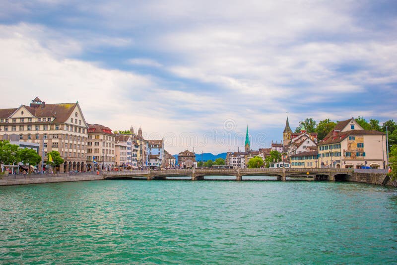 Widok historyczny centrum miasta Zurich Kościelny i rzeczny Limmat, Szwajcaria zdjęcie royalty free Widok historyczny centrum miasta Zurich Kościelny i rzeczny Limmat, Szwajcaria zdjęcie royalty free