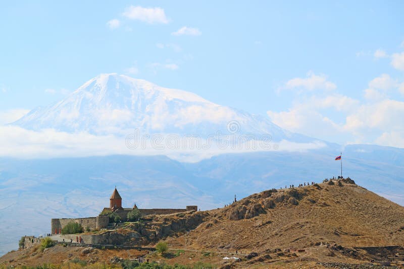 Widok klasztoru khor virap z pokrytą śniegiem górą ararat w tle artashat armenia ilustracji