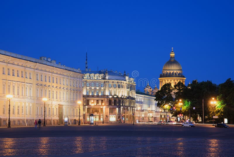 Widok kopuła St Isaac katedra od pałac kwadrata lata nocy St Petersburg zdjęcia royalty free Widok kopuła St Isaac katedra od pałac kwadrata lata nocy St Petersburg zdjęcia royalty free