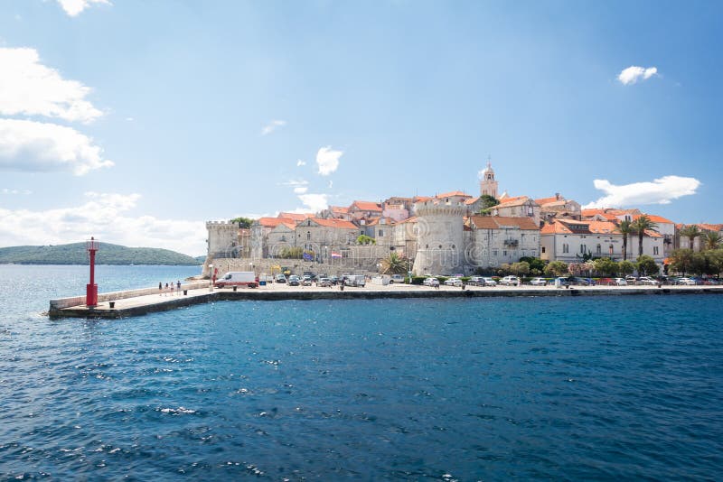 Widok Korcula miasteczko od morza, Korcula wyspa, Dalmatia, Chorwacja zdjęcia stock Widok Korcula miasteczko od morza, Korcula wyspa, Dalmatia, Chorwacja zdjęcia stock
