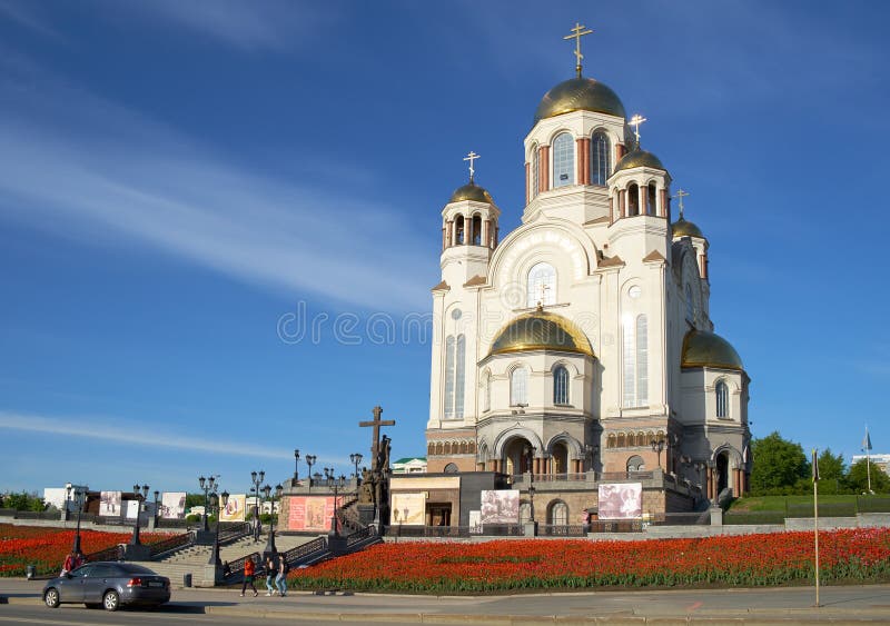Widok kościół na krwi w wiośnie z kwitnącymi tulipanami na przedpolu Ekaterinburg, Rosja zdjęcie royalty free Widok kościół na krwi w wiośnie z kwitnącymi tulipanami na przedpolu Ekaterinburg, Rosja zdjęcie royalty free