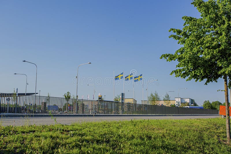 Widok krajobraz z metalu ogrodzeniem i trzy szwedzkimi flagami Piękny punktu zwrotnego tło fotografia stock Widok krajobraz z metalu ogrodzeniem i trzy szwedzkimi flagami Piękny punktu zwrotnego tło fotografia stock